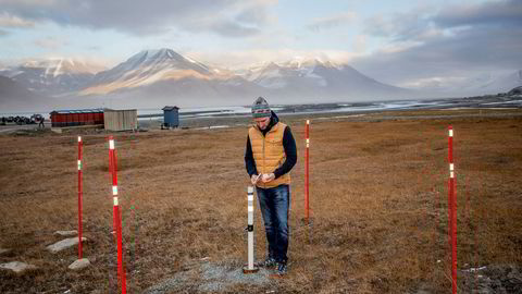 Forsker Graham Gilbert måler temperaturen i permafrosten i Longyearbyen på Svalbard. Temperaturmålere er utplassert i borehull i bakken en rekke steder på Svalbard og i andre arktiske områder.