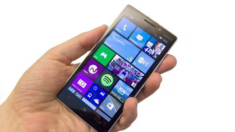 STOR – OG GLATT. Det kan være litt vanskelig å få et trygt grep om Nokia Lumia 930 for mobilbrukere med små eller mellomstore hender. Foto: Magnus Eidem