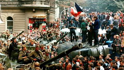 Sovjetiske soldater med tanks prøver å komme seg frem til Tsjekkoslovakia  Radio i gater fulle av folk som protesterer mot invasjonen, i august 1968.