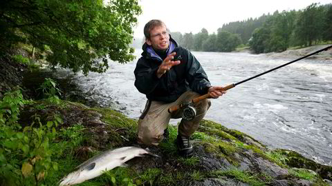 Generalsekretær Torfinn Evensen i Norske Lakseelver, her avbildet i Tovdalselva ved Kristiansand, fryder seg over rekordfangster i elvene i Sør-Norge. men oppfordrer samtidig laksefiskerne til edruelighet.