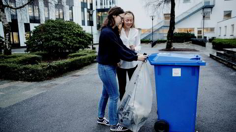 NHH-studentene og gründerne Ruth Søyset Jensen (fra venstre) og Mari Larsen Sæther står, sammen med barndomsvenninnen Anna Meek Fiskerstrand (ikke på bildet), bak den populære søppelkroken.