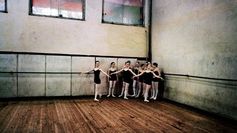 Drømmer. Åsa Sjöström gikk tilfeldigvis forbi en vakker og nedslitt bygning som viste seg å være ballettskolen i Chisinau. Disse 16 år gamle jentene trener knallhardt i håp om en bedre fremtid – og en mulighet til å komme seg ut av landet.