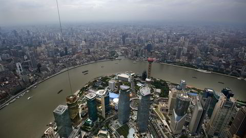 BØRSKOLLAPS. De to største innenlands-børsene i Kina, Shanghai og Shenzhen, er ned henholdsvis 30 og 40 prosent de siste ukene.
                  Illustrasjonsbilde fra Shanghai. FOTO: REUTERS/Carlos Barria/Files