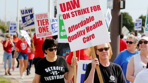Streikende GM-ansatte i Michigan går i protesttog under the United Auto Workers (UAW) nasjonale streik.
