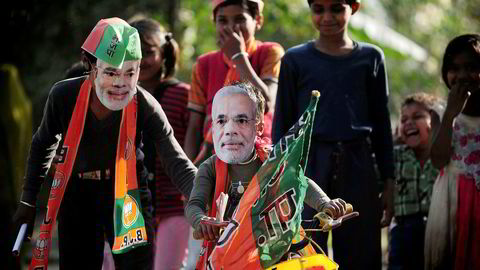 Indias statsminister Narendra Modi har skapt økonomisk vekst og tvunget frem reformer i økonomien. Her leker indiske barn med masker som viser ansiktet til Modi.