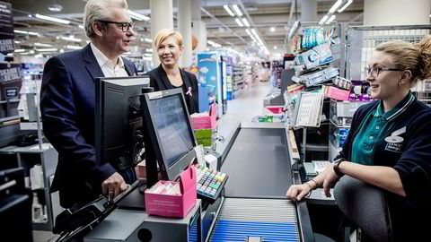 Introduksjonen av nye betalingstjenester i butikk er kraftig forsinket. Hans Petter Hoel forsvant nylig som toppsjef i selskapet Aera. Her er han sammen med markedsdirektør Tone Elise Steig og butikkansatt Oda Fjeld Glesne, på Coop Mega Sjølyst ved en tidligere anledning.