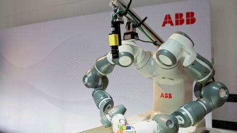 ABB's egen YuMi-robot, en hodeløs robot med to armer som er designet for å jobbe med mennesker, vil også gjøre nytte i den kommende fabrikken i Shanghai i Kina.