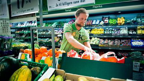 Kiwi har økt frukt- og grøntsalget med 40 prosent i årets første uke. Her ved butikksjef Anders Bostrøm i Kiwi Barcode. Foto: Per Ståle Buegjerde