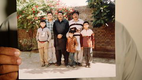 Den pakistanske legen Shakeel Afridi hjalp CIA å finne Osama bin Laden ved hjelp av et falskt vaksineprogram. Bildet viser Afridi (i midten) i et familiefoto med sin bror, Jamil Afridi. Foto: SS Mirza/AFP/NTB Scanpix