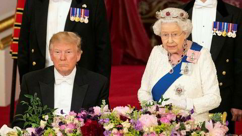 USAs president Donald Trump lytter til dronnings Elizabeths tale under gallamiddagen på Buckingham Palace i London mandag.