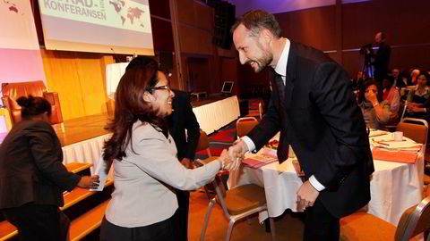 SAMARBEID. Norge har spilt en sto rolle i oppbyggingen av Øst-Timors oljeforvaltning. Her takker Kronprins Haakon Emilia Pires som er finansminister i Øst-Timor, for en tale på Norad-konferansen i 2012. Foto: Håkon Mosvold Larsen,