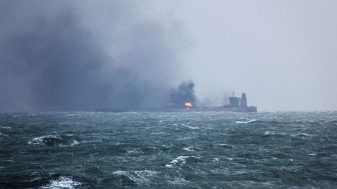 Foto av de brennende skipet Sanchi som er distribuert av det kinesiske transportdepartementet.