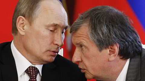 Rosneft-sjef Igor Setsjin (til høyre) og president Vladimir Putin omtales ofte som Russlands ubestridte maktduo.
                  Foto: Sergei Karpukhin, Reuters/ NTB Scanpix