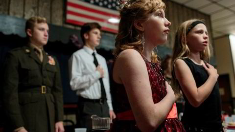 Ærbødig. «Kadetter» i den frivillige organisasjonen Young Marines sverger troskap til det amerikanske flagget før det årlige ballet sitt i Hanover i Pennsylvania