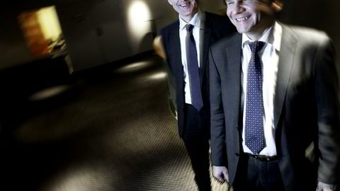 Finansdirektør Knut Sæberg (t.v.) og toppsjef Erik Karlstrøm i North Energy blar opp for flere boringslodd i Norskehavet. Foto: Kristine Nyborg