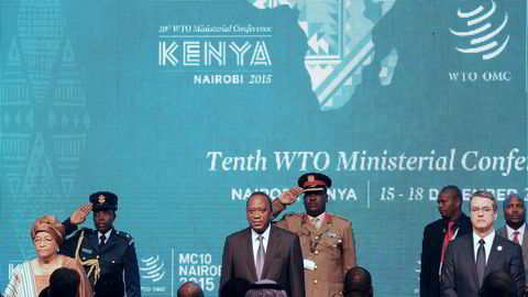 WTOs forrige ministermøte i Nairobi i desember 2015 var vellykket. Det ble enighet om å forhandle videre om de såkalte Doha-temaene og åpnet for å drøfte andre temaer, som e-handel og forenkling av tilværelsen for små- og mellomstore bedrifter. Her er Liberias president Ellen Johnson Sirleaf (fra venstre), Kenyas president Uhuru Kenyatta og WTO-direktør Roberto Azevedo under åpningen av møtet. Foto: Tony Karumba/AFP/NTB Scanpix