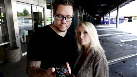 TESTET HASTIGHETEN: Glenn Kolloen fikk bra hastighet mens han ventet på bussen på bussterminalen i Oslo, og vil teste mer for DN. Kjæresten Monica Ivlund bruker mobilt bredbånd i driften av hennes to frisørsalonger.