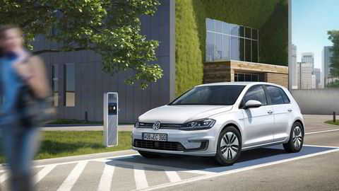 Registreringstallene for Volkswagen Golf falt med 56 prosent i mars. En ny versjon er nå på vei inn på markedet, blant annet har avbildede E-Golf fått lengre rekkevidde.