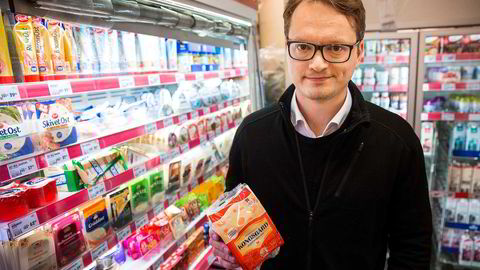 Kategoridirektør Magnus Tollofsen i Synnøve Finden med den nye osten Kongsgård som har tirret meierikjempen Tine.
                  Foto: Tore Meek /