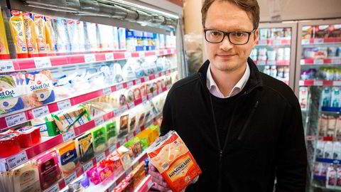 Kategoridirektør Magnus Tollofsen i Synnøve Finden med den nye osten Kongsgård som har tirret meierikjempen Tine.
                  Foto: Tore Meek /