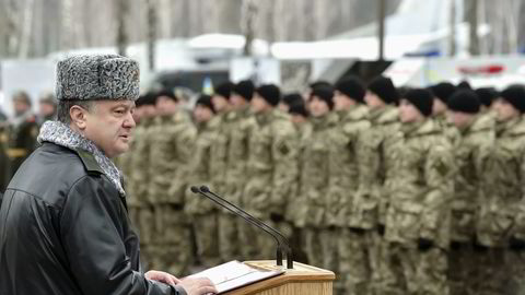 LUTTER ØRE: Ukrainas president Petro Porosjenko talte til landets soldater utenfor Kiev fredag. FOTO: Reuters / NTB scanpix