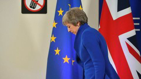 Statsminister Theresa May på vei hjem til London fra Brussel søndag. Nå venter en durabelig kamp i parlamentet denne uken.