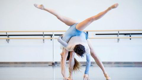 Her danser Sofia Skjønneberg med Luca Curelli i Nasjonalballetten ung. Foto: Jörg Wiesner, Den Norske Opera & Ballett