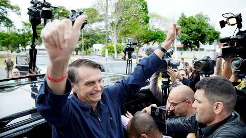 Jair Messias Bolsonaro ga to tomler opp etter å ha avgitt sin stemme i søndagens valg i Brasil. Han endte opp med 46 prosent av stemmene, 17 prosent foran motstanderen.