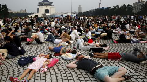 Tigerøokonomiene i Asia sliter. På bildet slapper folk av på frihetsplassen i Taipei i Taiwan. Foto: Tyrone Siu/Reuters/NTB scanpix