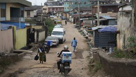 En sjåfør på motorsykkel leverer varer i den nigerianske byen Lagos for den afrikanske intenretthandelsplattformen Jumia, som eies av African Internet Group. Selskapet blir nå Afrikas første «enhjørning». Foto: REUTERS/Joe Penney/NTB Scanpix