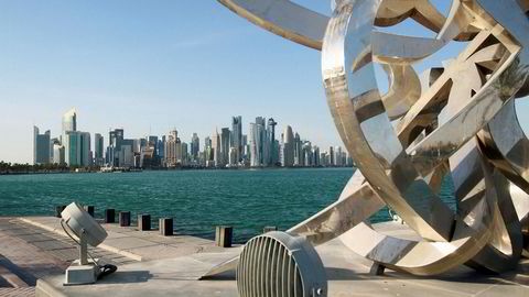 Qatars hovedstad Doha er blitt en moderne storby siden årtusenskiftet. Blokaden koster lokale selskaper dyrt. USA og Kuwait forsøker å få partene til forhandlingsbordet.