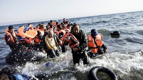 Når migrantstrømmen velter inn samtidig som terrortrusselen øker, er den politiske responsen kaotisk i de fleste land og i EU selv, skriver artikkelforfatteren. Her syriske flyktninger som går i land på Lesvos i Hellas i august. Foto: Achilleas Zavallis, AFP/NTB Scanpix