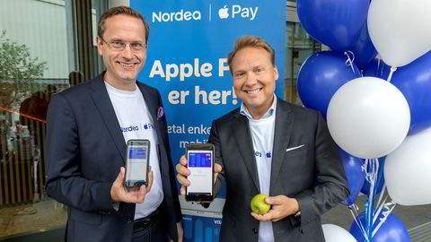 Nordea var først ut med Apples betalingsløsning i Norge. Tjenesten ble lansert onsdag forrige uke av administrerende direktør Snorre Storset (til venstre) og leder for privatmarkedet John Sætre.