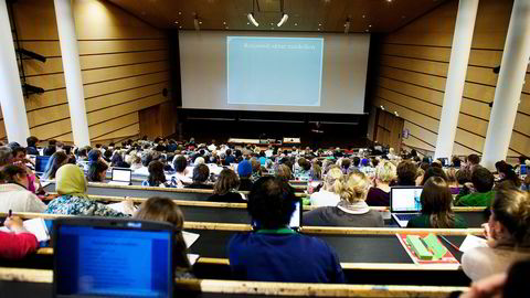 - DROPP FOREDRAG. Forskere har funnet ut at studenter lærer bedre av aktiv undervisning, fremfor tradisjonelle foredrag og tavleundervisning. 
                  Foto: Thomas T. Kleiven