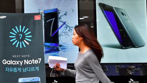 Arkivbilde. En kvinner passerer en utstilling med Note 7-telefoner i Seoul.  Foto: NTB Scanpix / AFP PHOTO / JUNG YEON-JE