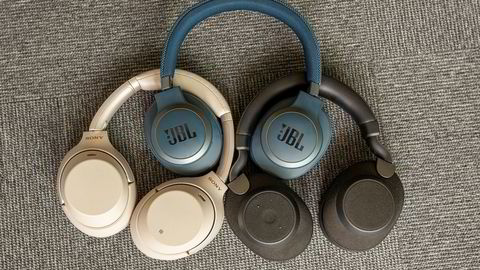 Hvilken er best? Sony WH-1000XM3 (beige), Jabra Elite 85h (sort) og JBL Live 650BTNC (blå) er tre fremragende trådløse, støydempende hodetelefoner i ulike prisklasser.