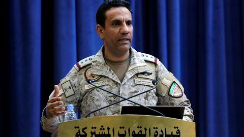 Oberst Turki Al-Malik, her avbildet på pressekonferanse i helgen, har uttalt at Saudi-Arabia har bevis på at Iran stod bak angrepene mot de to oljeanleggene lørdag.
