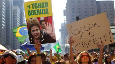 Det har vært store protester i Brasil i natt norsk tid mot president Dilma Rousseff. Fredag åpner OL i Rio. Foto: Rodrigo Paiva/Reuters/NTB scanpix