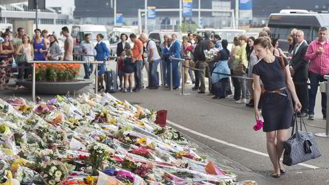 BLOMSTERHAV: Mange har lagt ned blomster til minne om ofrene for flystyrten i Ukraina. Foto: