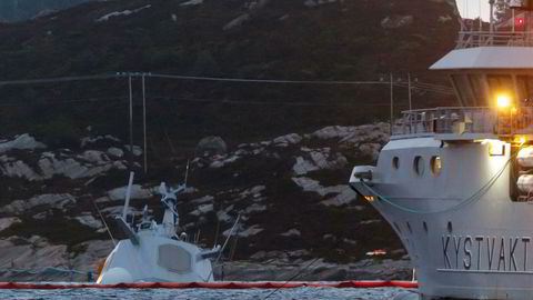 Det pågår kontinuerlig arbeid rundt den havarerte fregatten KNM «Helge Ingstad». Havaristen er så vidt synlig over vannskorpen etter at skipet sank ytterligere tirsdag.