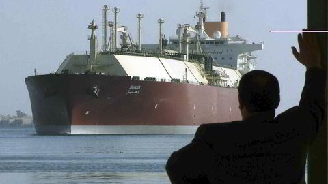 Blir tofelts. Et av verdens største tankskip for naturgass kjører nedover Suez-kanalen. Kanalen er svært viktig for den globale olje- og gasshippingen. Foto: