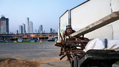KONTRAST. Bak Jesús ligger de nybygde skyskraperne i Panama by. Foran ham venter slummen. En av fire lever i fattigdom i Panama. Samtidig vokser økonomien kraftigere enn noen annet sted i Latin-Amerika. Foto: Morten Bertelsen