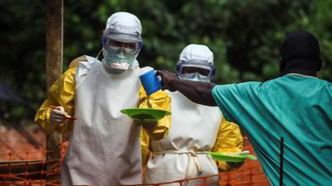Ressurser under press. Beskyttede hjelparbeidere fra Leger uten grenser i Sierra Leone gjør seg klare til å levere mat til ebola-smittede pasienter. Foto: REUTERS/Tommy Trenchard