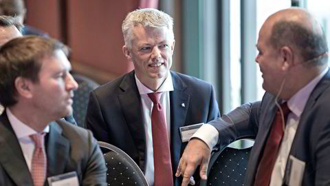 Finansdirektør Hans Jakob Hegge i Statoil (i midten) snakker med Pareto-toppene Tormod Høiby (til venstre) og Trond Omdal under dagens Paretokonferanse på Holmenkollen Park Hotel