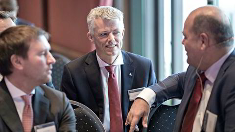 Finansdirektør Hans Jakob Hegge i Statoil (i midten) snakker med Pareto-toppene Tormod Høiby (til venstre) og Trond Omdal under dagens Paretokonferanse på Holmenkollen Park Hotel