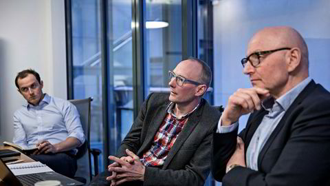 Rune Røsten (i midten) leder Schibsted Vekst, som står for mange av mediekonsernets investeringer i gründerbedrifter. Til høyre sitter konsernsjef Didrik Munch i Schibsted Norge. Til venstre Schibsted-direktør Jacob A. Møller, som er ansvarlig for oppkjøp og fusjoner.