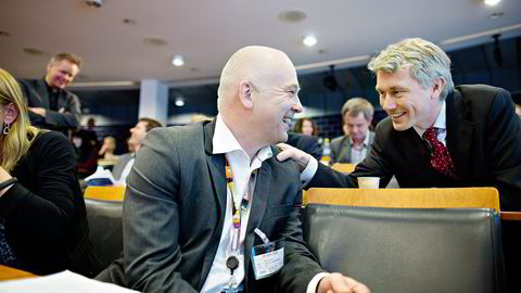 Kringkastingssjef Thor Gjermund Eriksen og TV 2-sjef Olav T. Sandnes diskuterer under en konferanse om NRK rolle i denne uken.