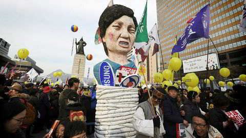 Demonstranter har forsøkt å kaste Sør-Koreas president Park Geun-hye i høst. Nå kan de være i ferd med å lykkes. En gruppe næringslivstopper må forklare hvorfor de utbetalte over en halv milliard kroner til to stiftelser som presidentens venninne styrte.