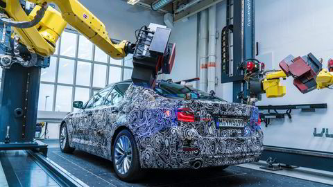 Dette er et av de første bildene av BMWs nye 5-serie. Bilen presenteres senere i høst. Foto: BMW