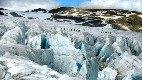 Brevandring på Austdalsbreen, en av utløperne fra Jostedalsbreen, i 2015. Norge mister viktige turistattraksjoner hvis isbreene smelter bort.